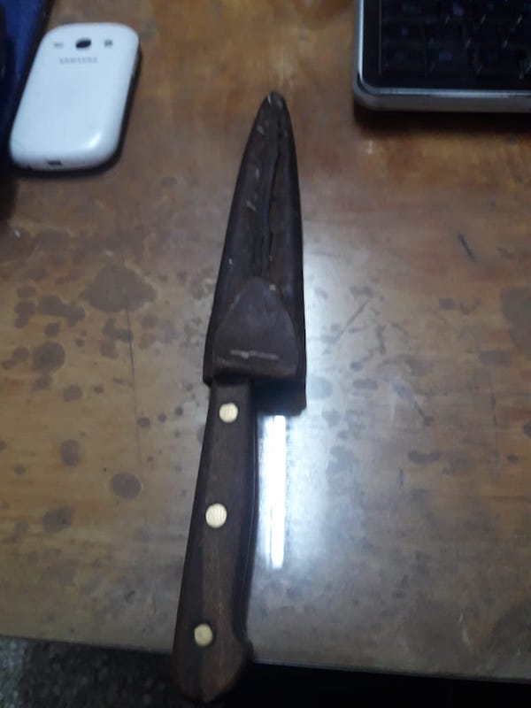 Los corrió con un cuchillo y les largó los perros