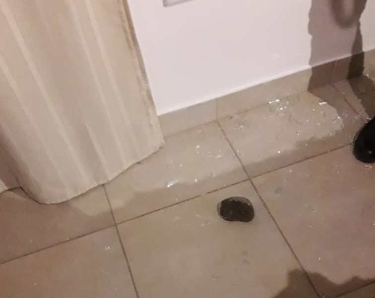 Esquel: Rompieron vidrios de una casa y huyeron