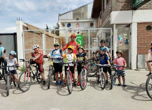 La escuela de MTB de “La Gambeta” sigue sumando kilómetros