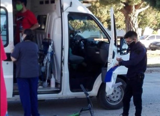 Un auto atropelló a una ciclista y no se detuvo