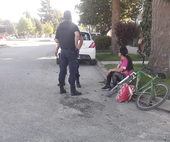 Un auto atropelló a una ciclista y no se detuvo