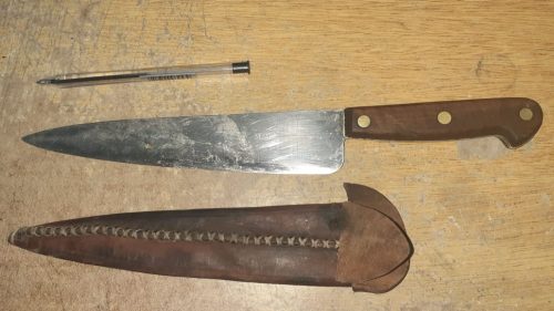 Por “un problema de mujeres” lo siguió con un cuchillo