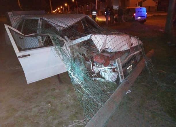 Se fugó de un control, chocó y golpeó a policías