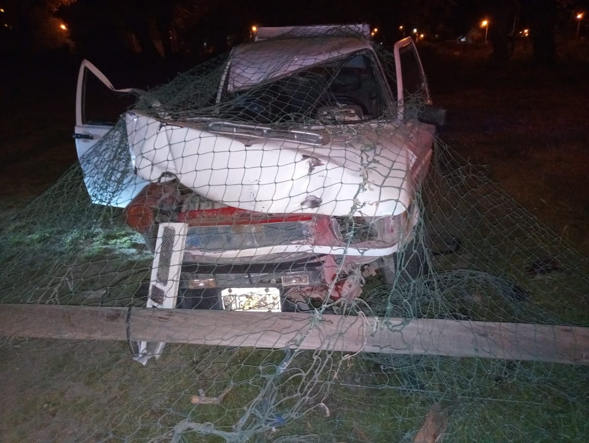 Se fugó de un control, chocó y golpeó a policías
