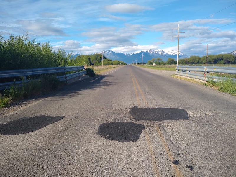 Repararon baches en el tramo Trevelin-Aldea Escolar