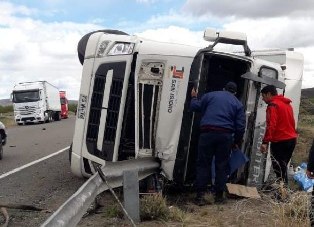 Amplio operativo por un camión que volcó en Tecka