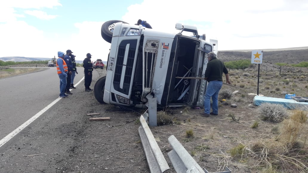 Amplio operativo por un camión que volcó en Tecka