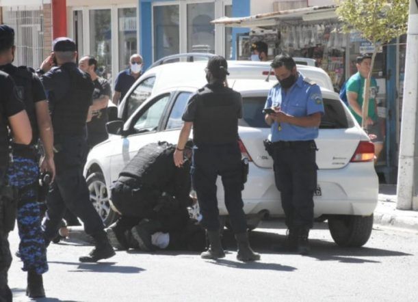 Femicidio: el detenido buscó “como matar a una persona”