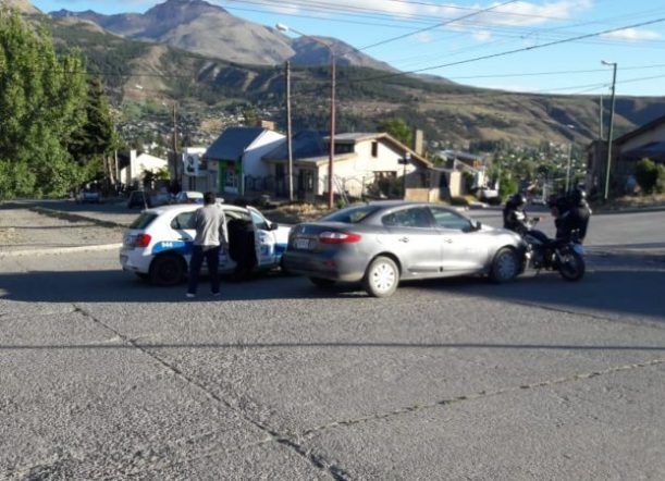 Esquel: Remis embistió a una moto y hubo dos lesionados