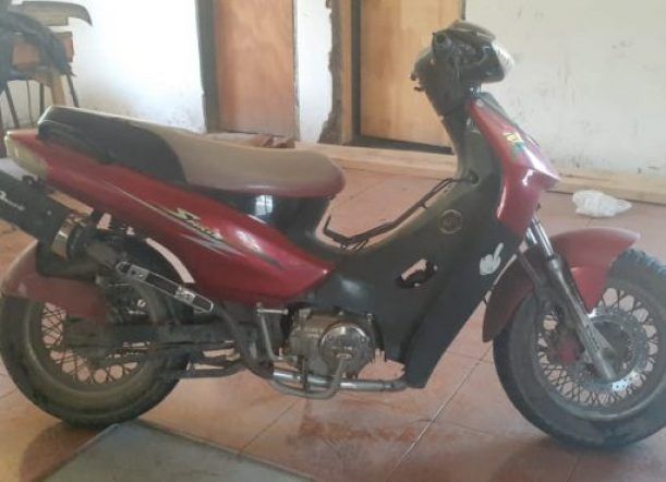 Iba en moto, sin documentación y quiso pelear con policías