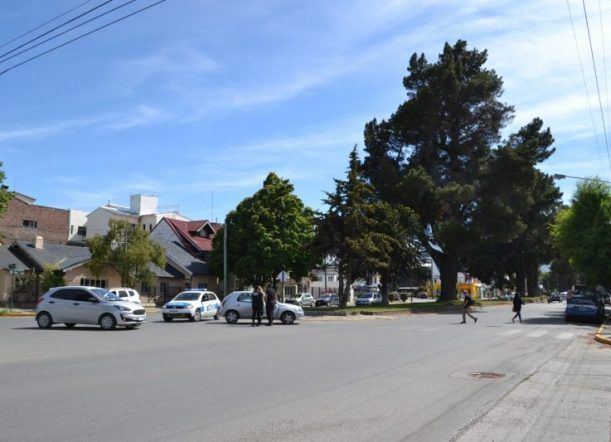 Choque entre un auto y una bicicleta en el centro