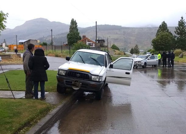 Una camioneta y un auto chocaron frente a La Rural