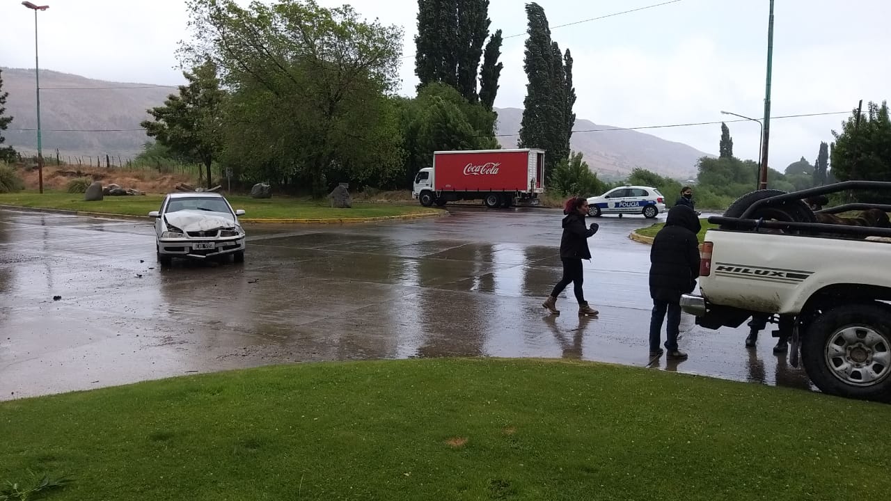 Una camioneta y un auto chocaron frente a La Rural