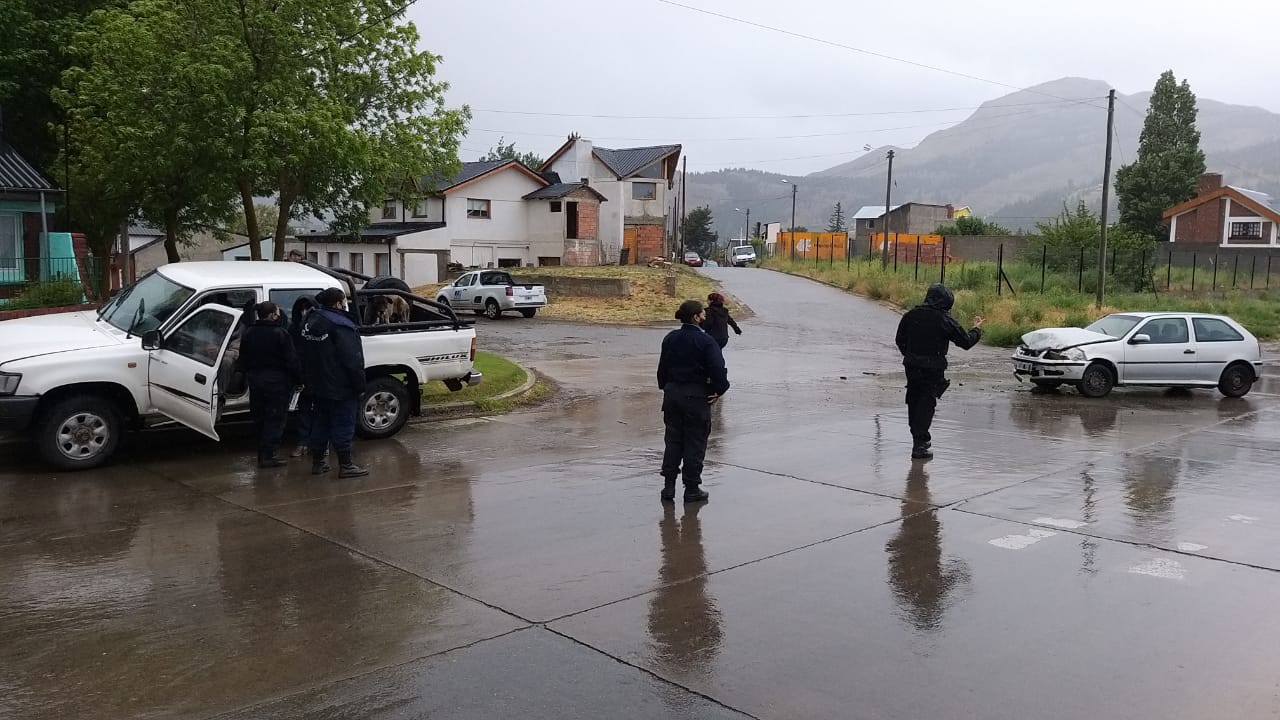 Una camioneta y un auto chocaron frente a La Rural