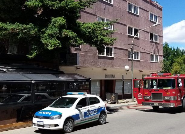 Un incendio en un edificio céntrico de Esquel generó alerta