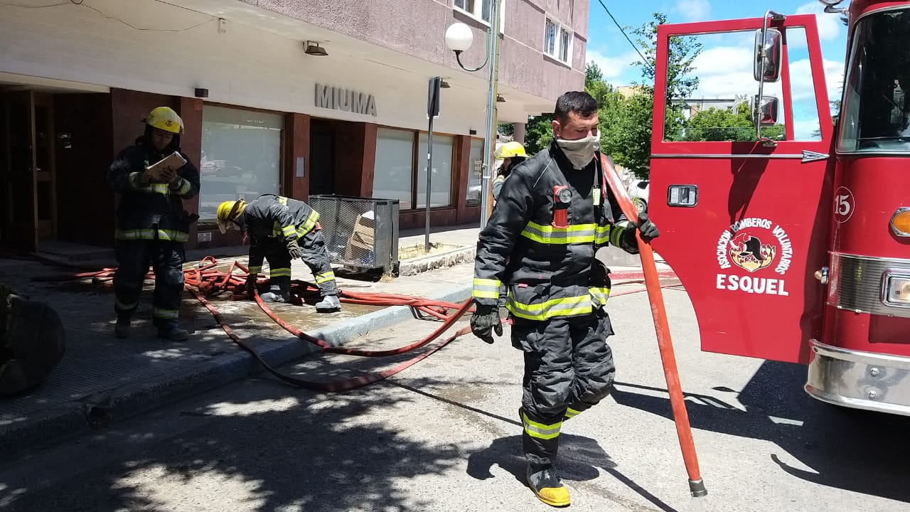 Un incendio en un edificio céntrico de Esquel generó alerta
