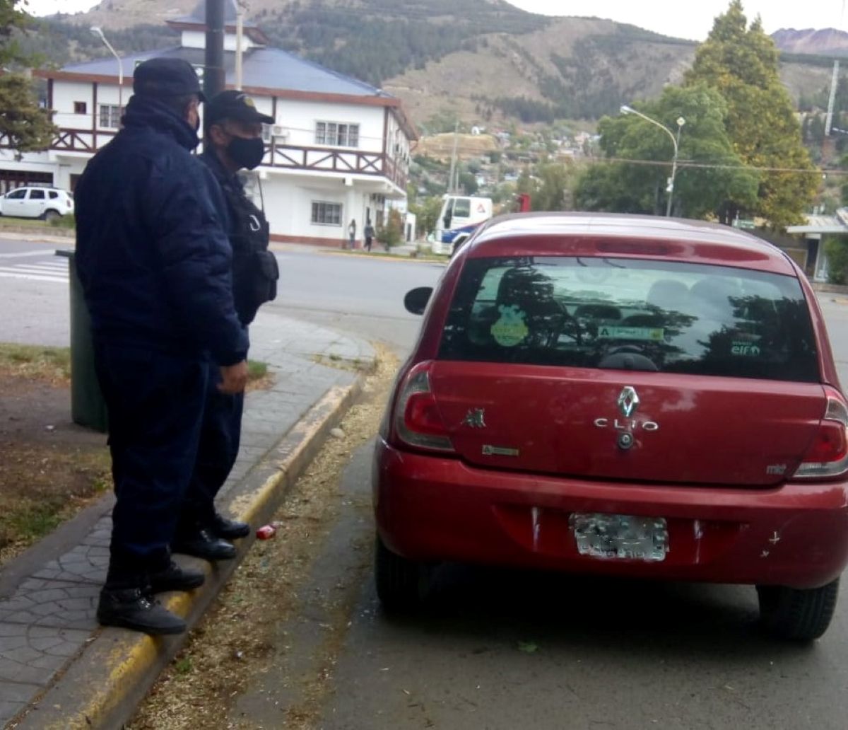 Llevaba un arma de fuego en su auto y fue demorado