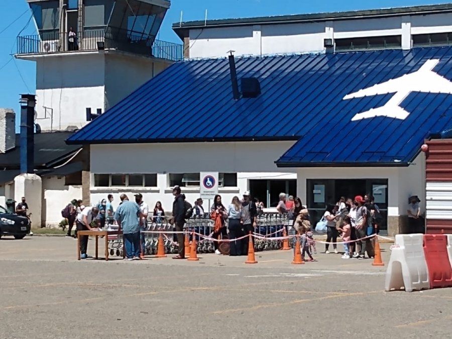 Cande Tinelli y Coti llegaron este viernes a Esquel en el vuelo de Aerolíneas Argentinas