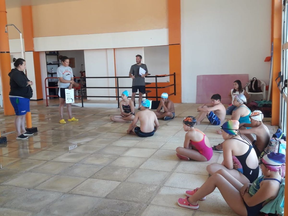 Encuentro de nadadores en Trevelin para evaluar el nivel técnico