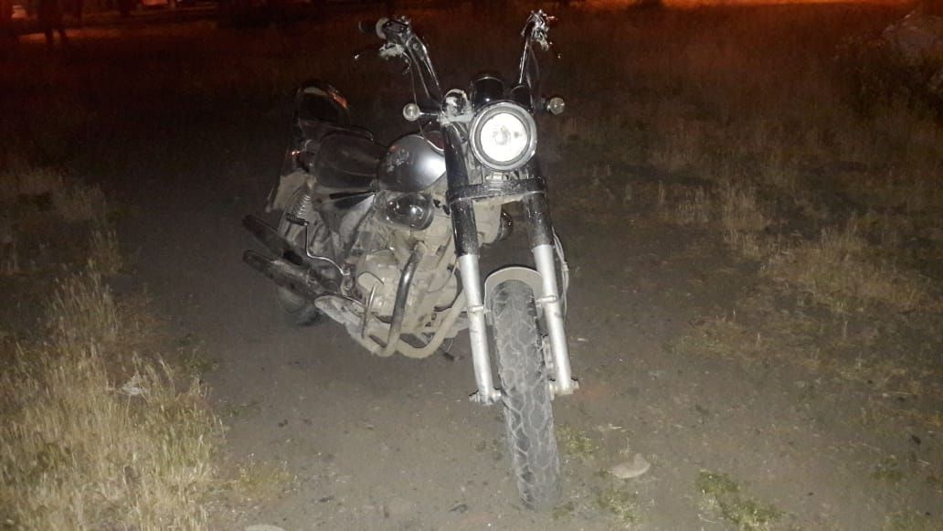 Esquel: Conducía ebrio una moto y chocó contra un auto estacionado