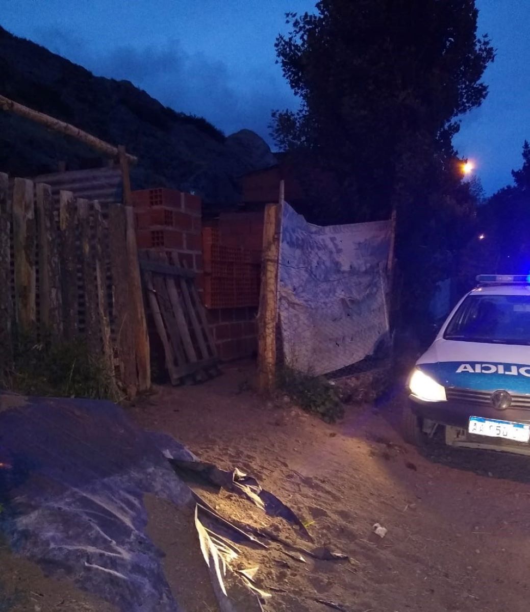 Policias asisten a una mujer al borde de la muerte