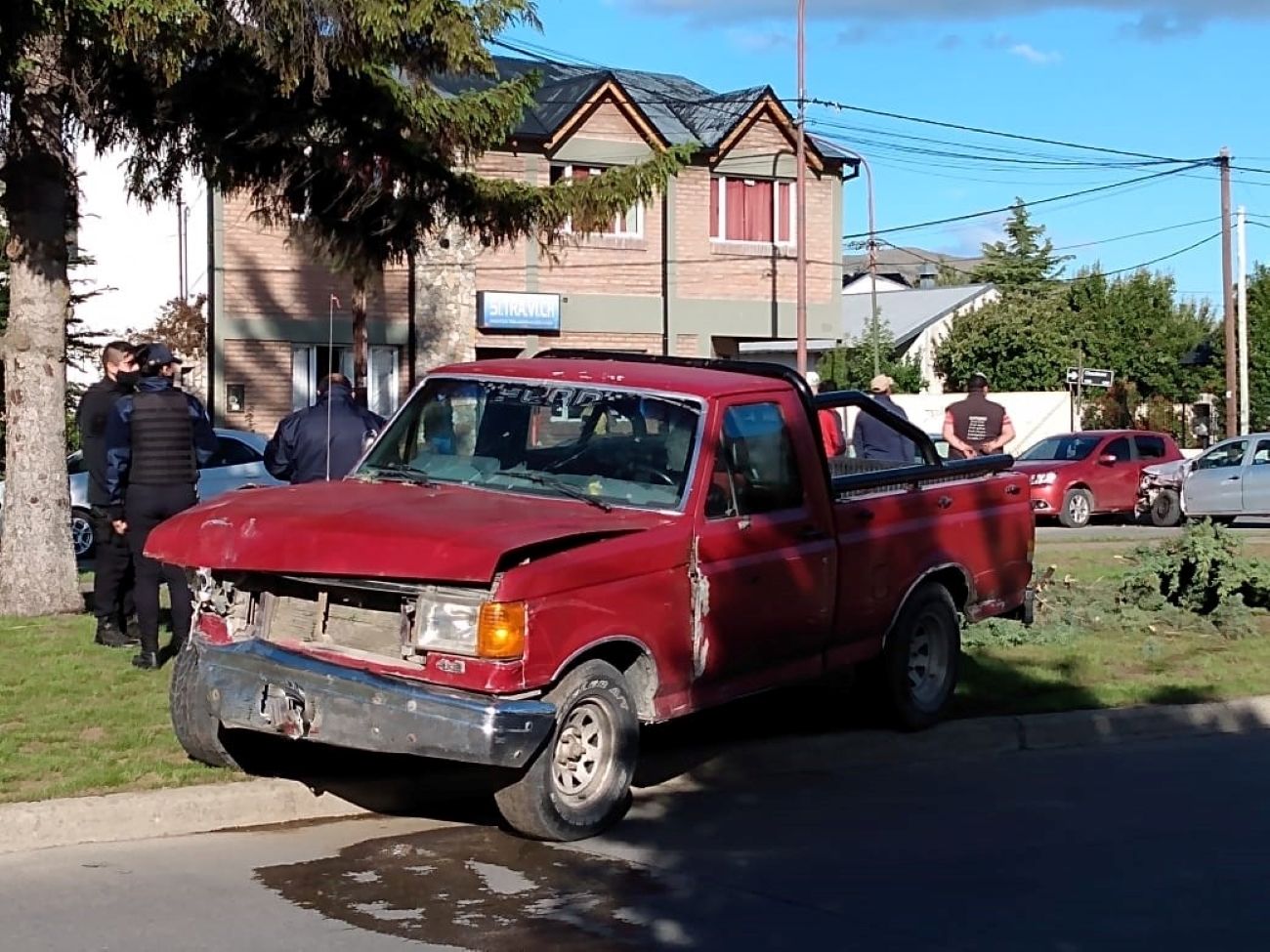 Fuerte choque involucró a tres autos y dejó un lesionado (EQS Notas)