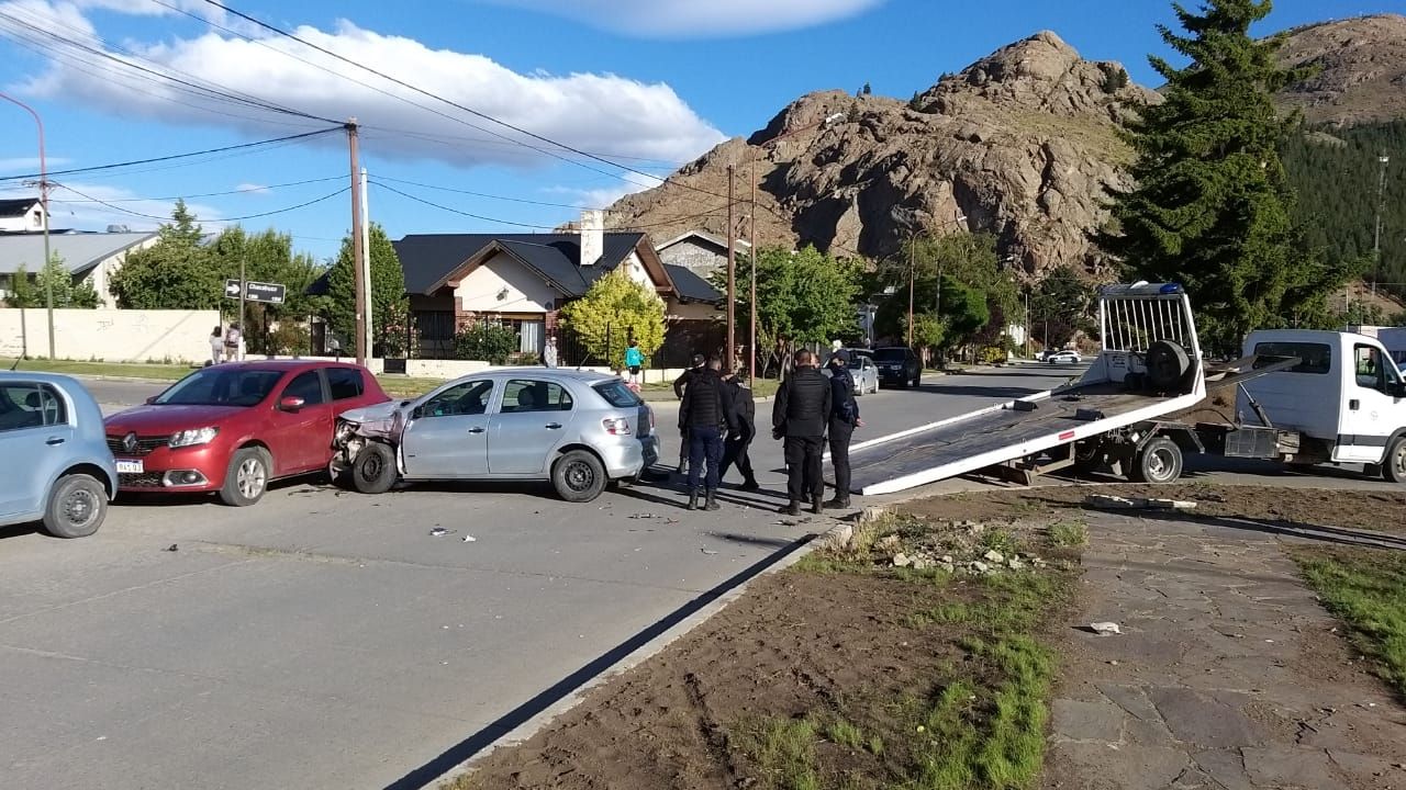 Fuerte choque involucró a tres autos y dejó un lesionado (EQS Notas)