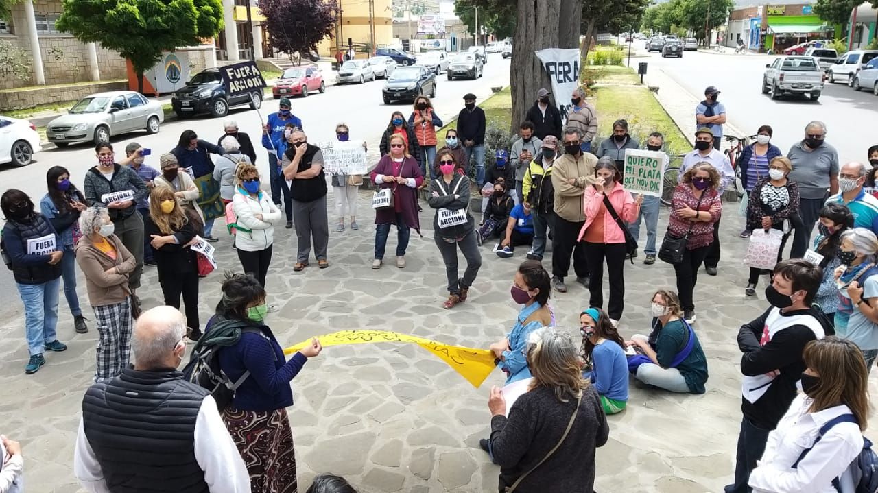 Jubilados y trabajadores coparon la calle por el atraso salarial (EQS Notas)