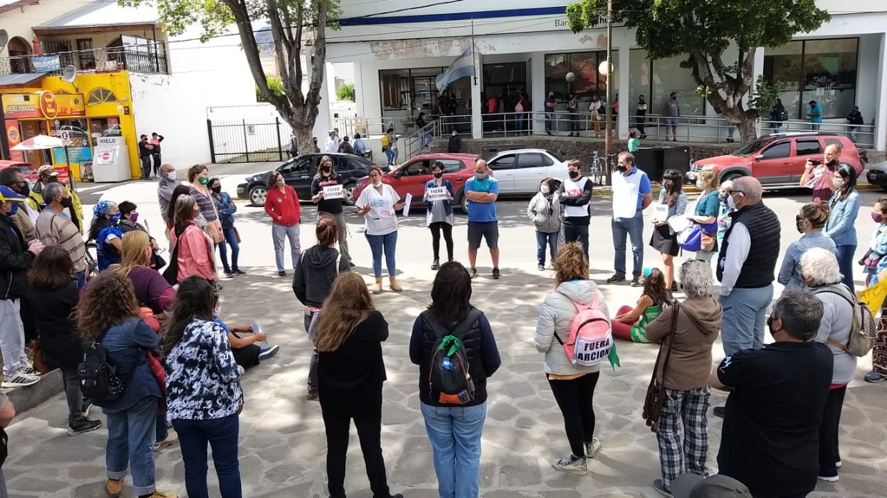 Jubilados y trabajadores coparon la calle por el atraso salarial (EQS Notas)