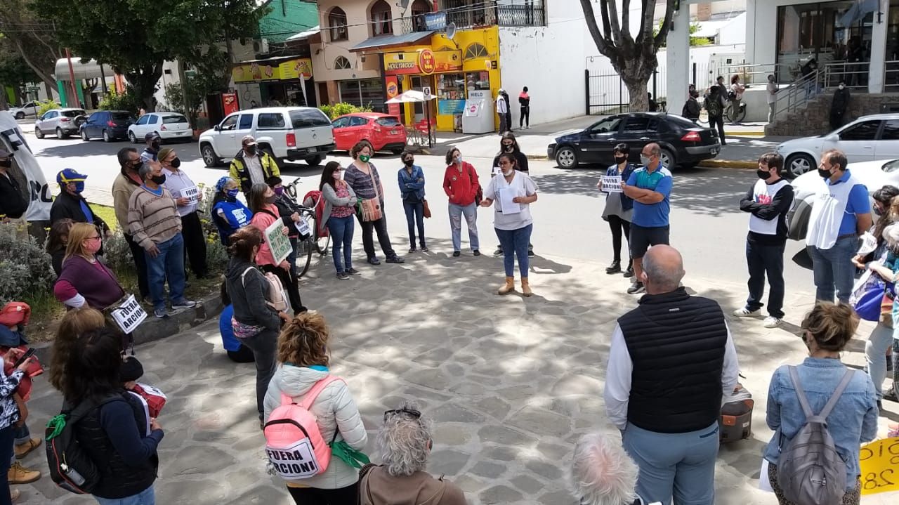 Jubilados y trabajadores coparon la calle por el atraso salarial (EQS Notas)