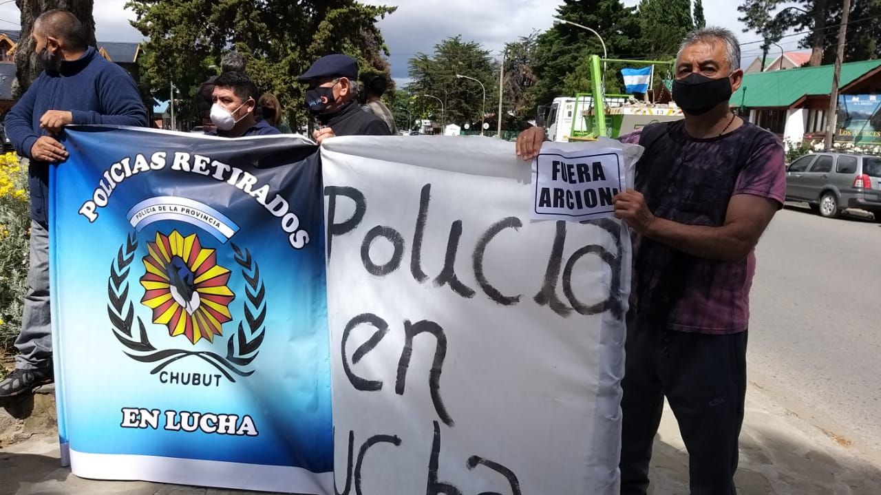 Jubilados y trabajadores coparon la calle por el atraso salarial (EQS Notas)