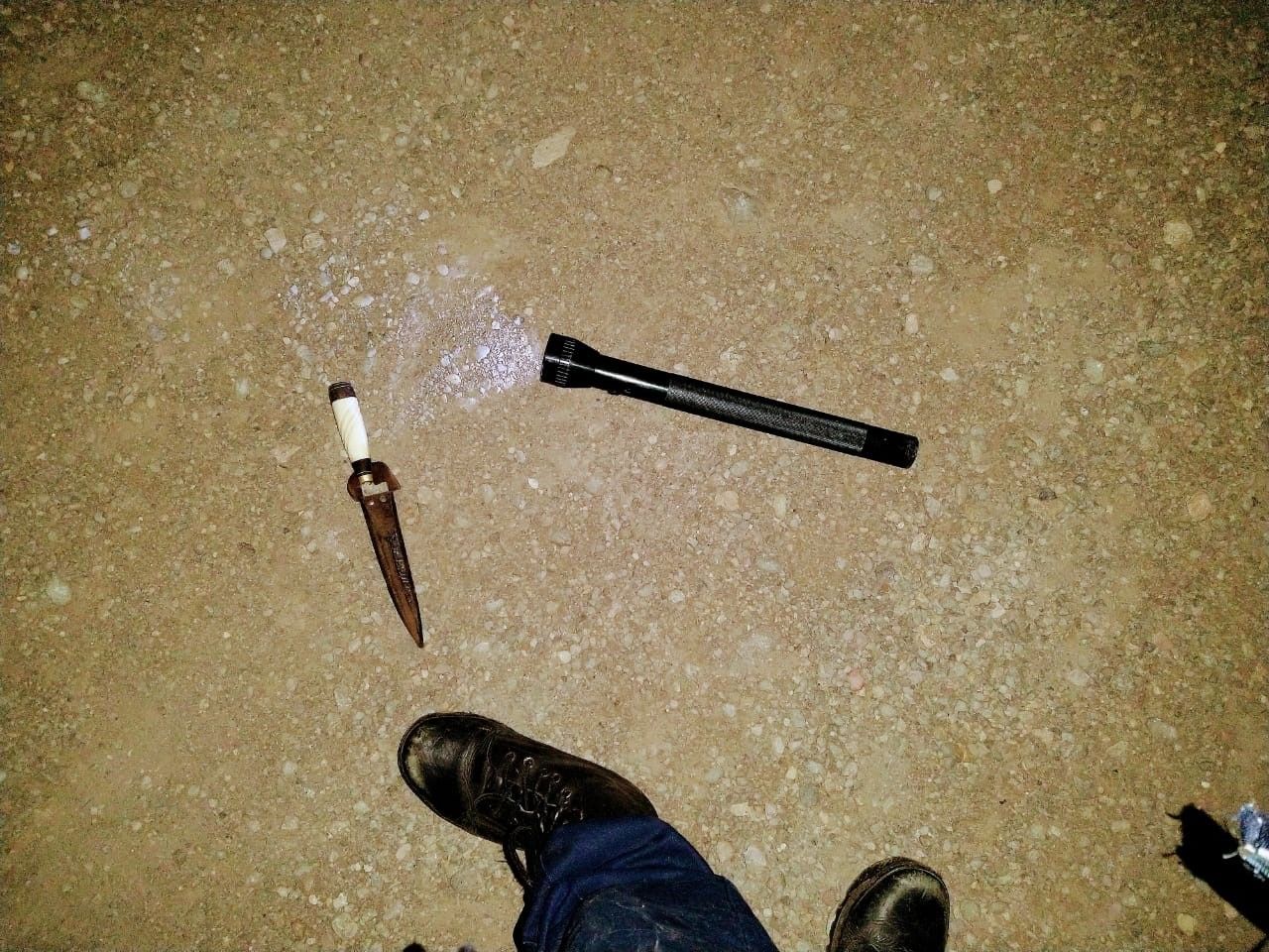 Cuchillo y linterna secuestrados