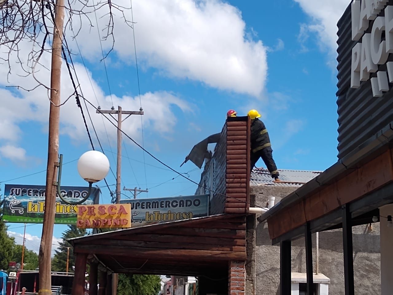 Principio de incendio en comercio de Trevelin (elchoike.com.ar)