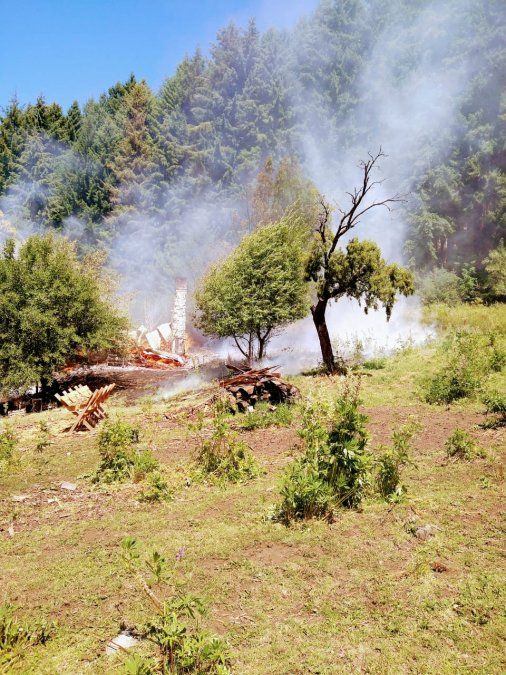Incendio en el campo del INTA en Aldea Escolar