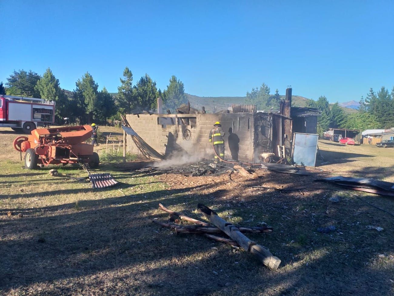 Una brasa mal apagada habría iniciado el incendio de un galpón en Sierra Colorada (Policía del Chubut)