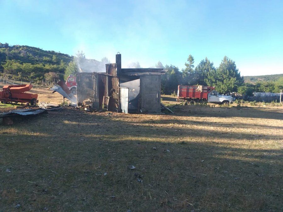 Una brasa mal apagada habría iniciado el incendio de un galpón en Sierra Colorada