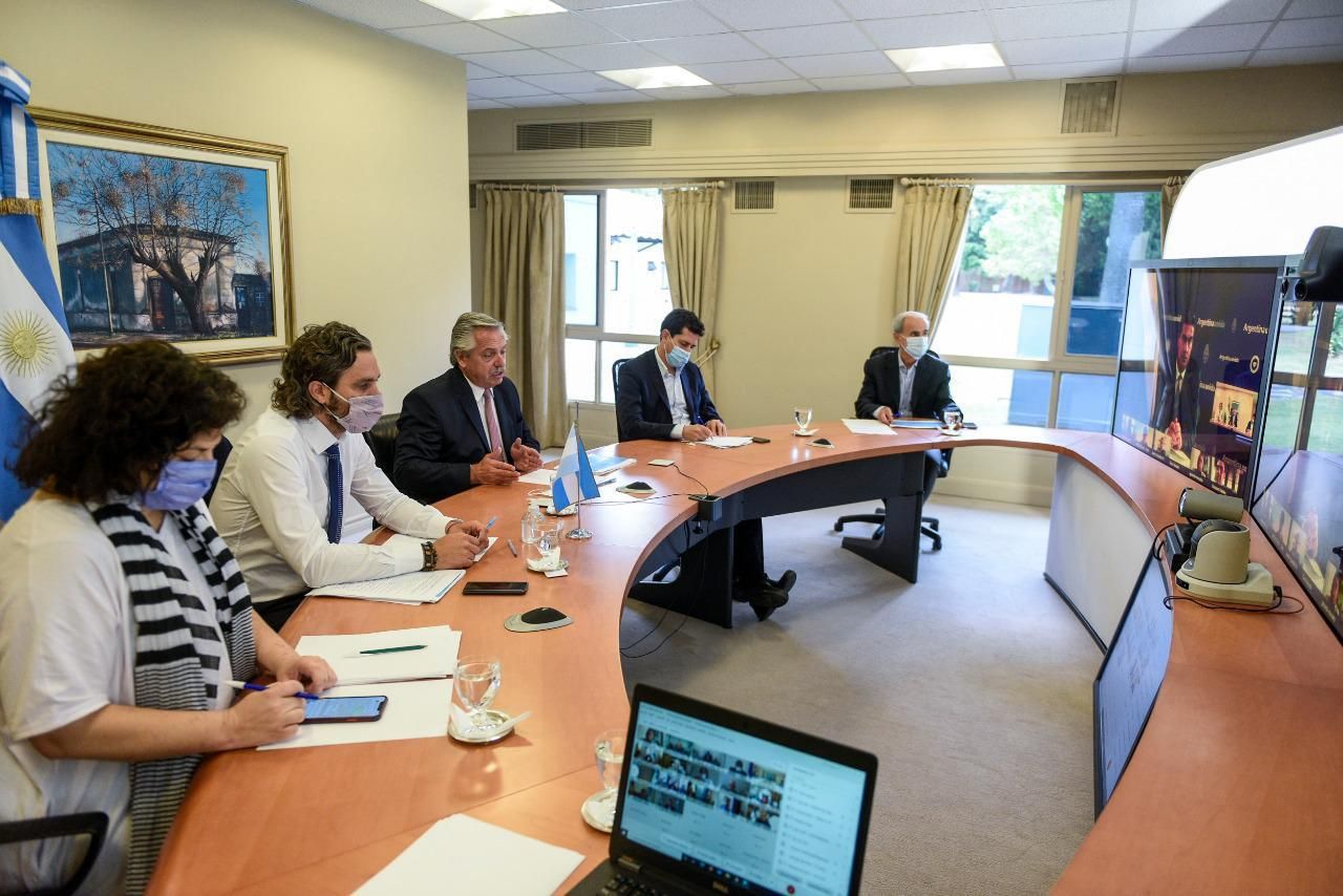 El Presidente evalúa medidas con Gobernadores.