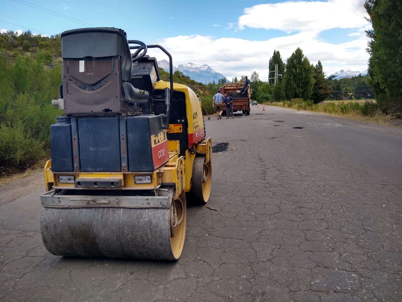 Realizan bacheo en la ruta de acceso a la Hidroeléctrica