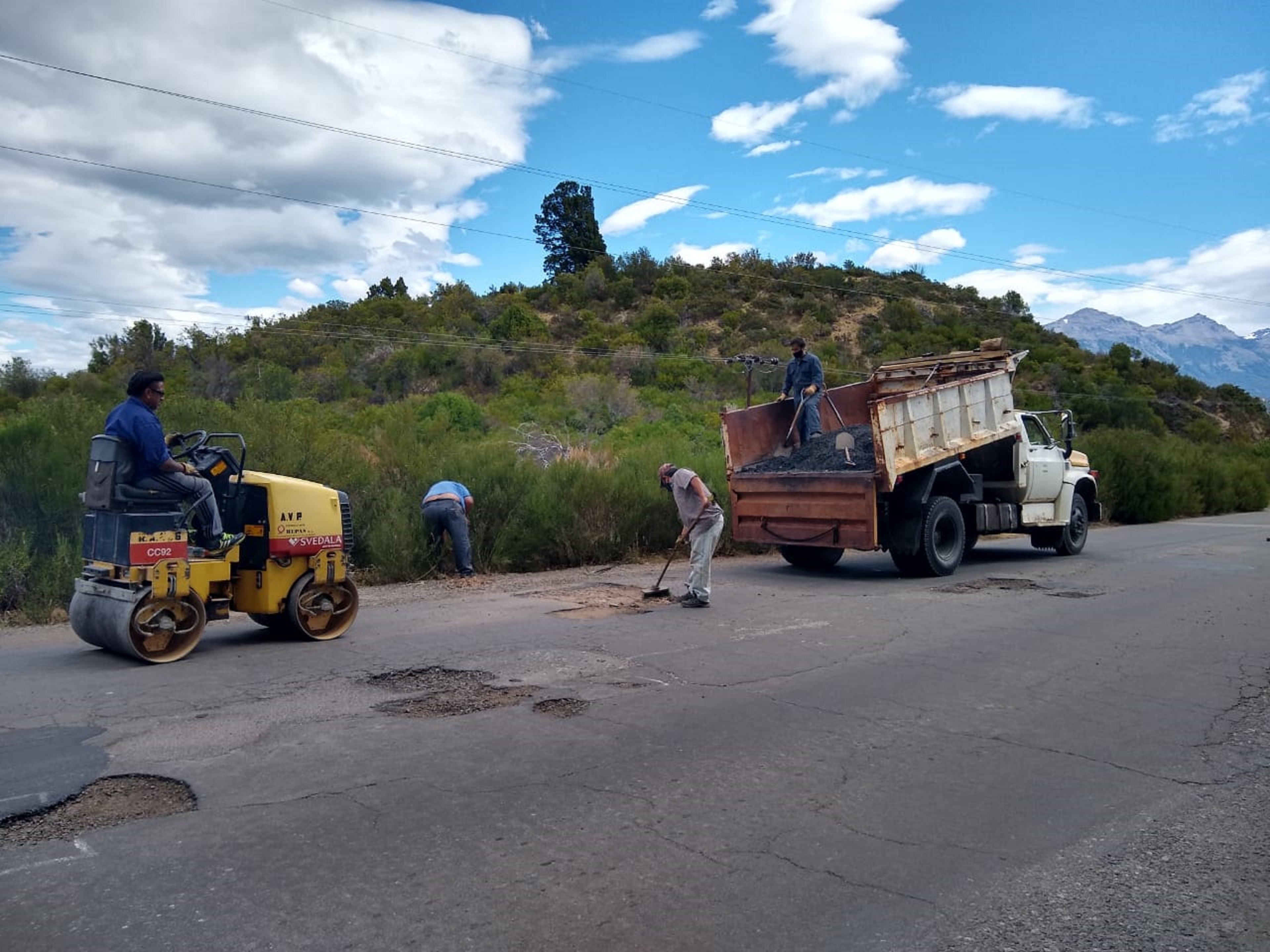 Realizan bacheo en la ruta de acceso a la Hidroeléctrica