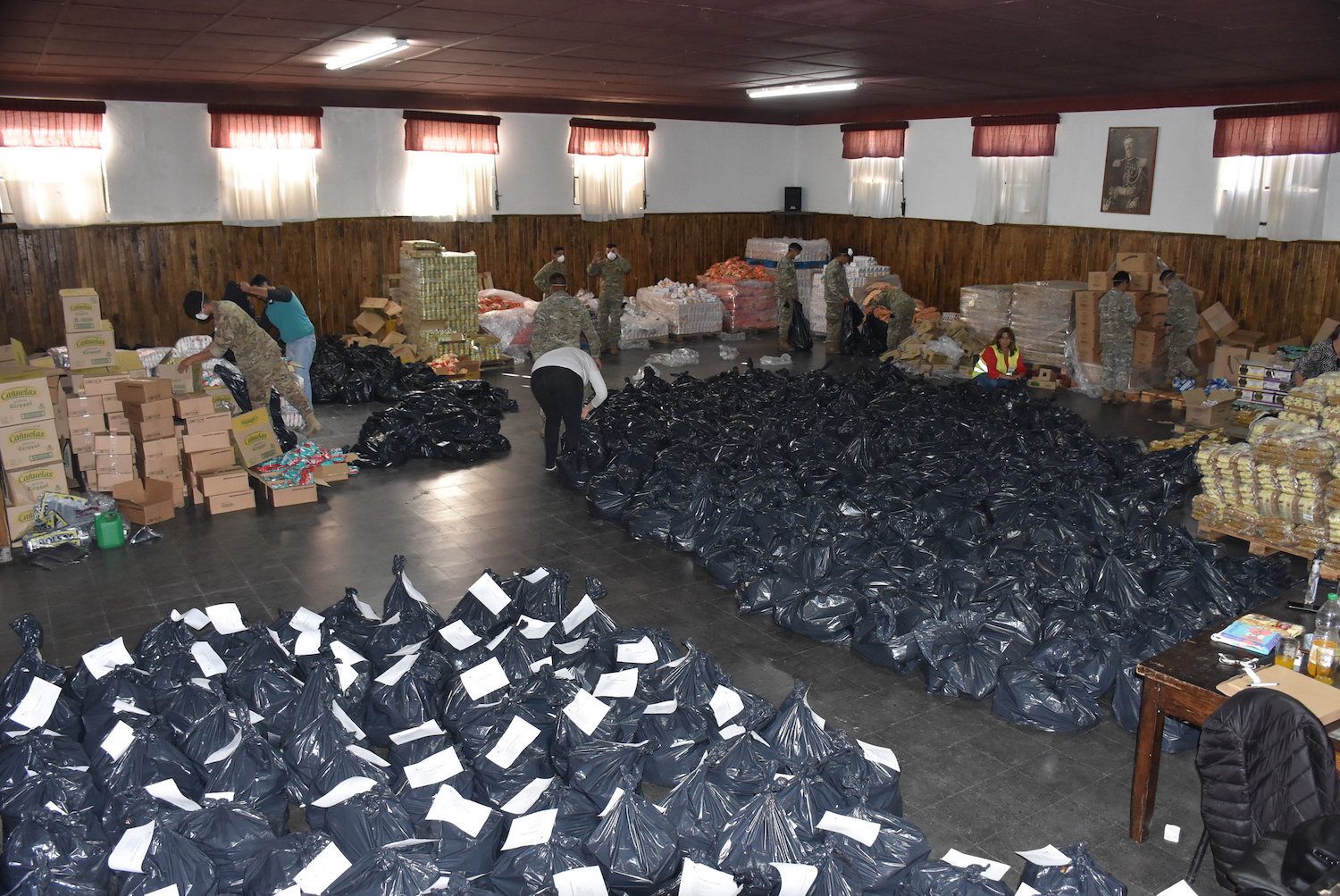 Los galpones de alimentos se llenaron de bolsones