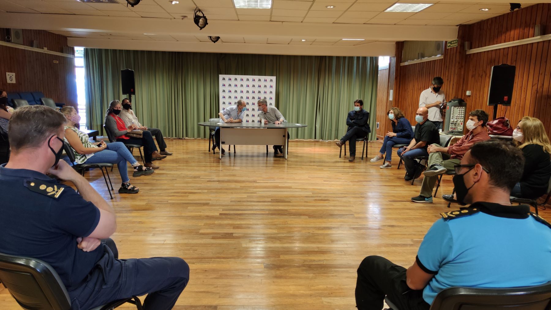 COEM reunido en Esquel con el ministro Puratich-Foto Archivo