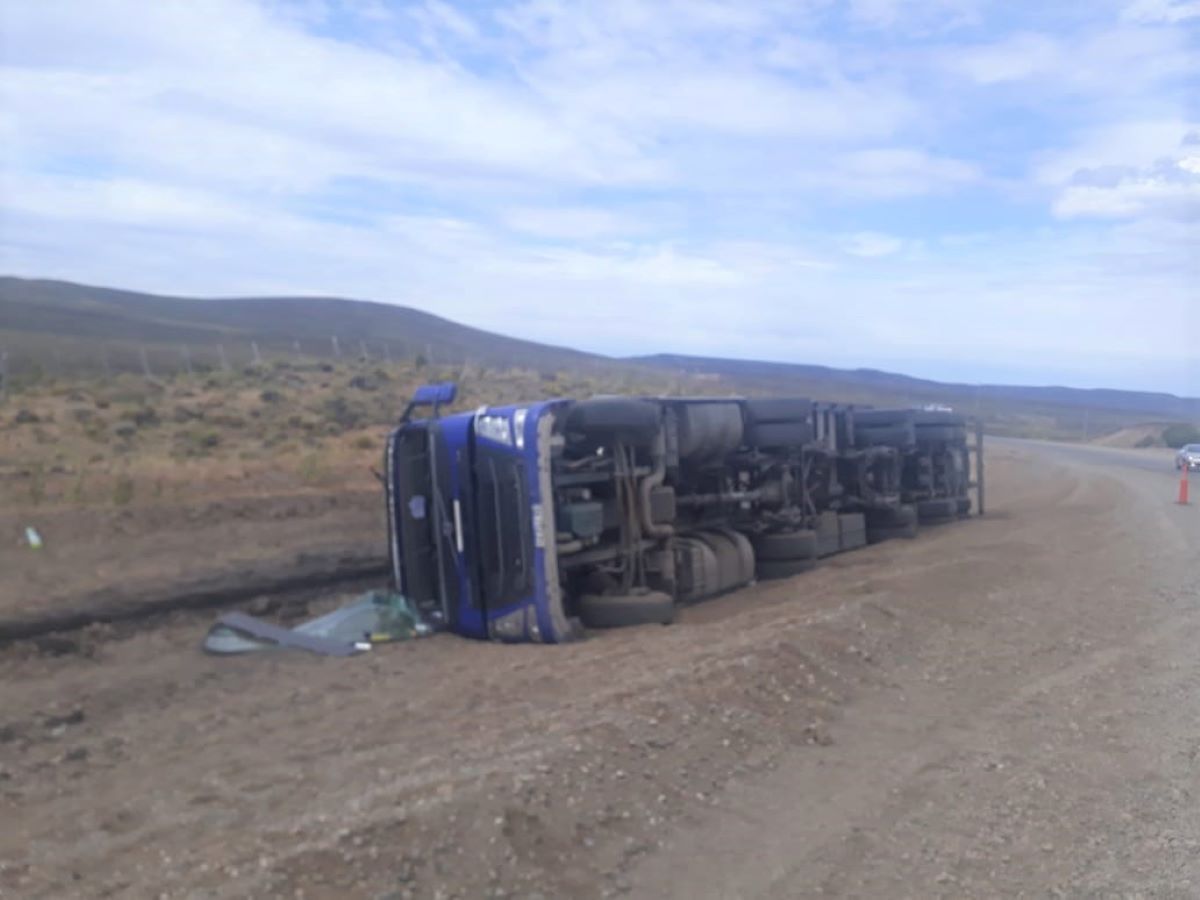 Por esquivar los baches volcó un camión sobre Ruta 40