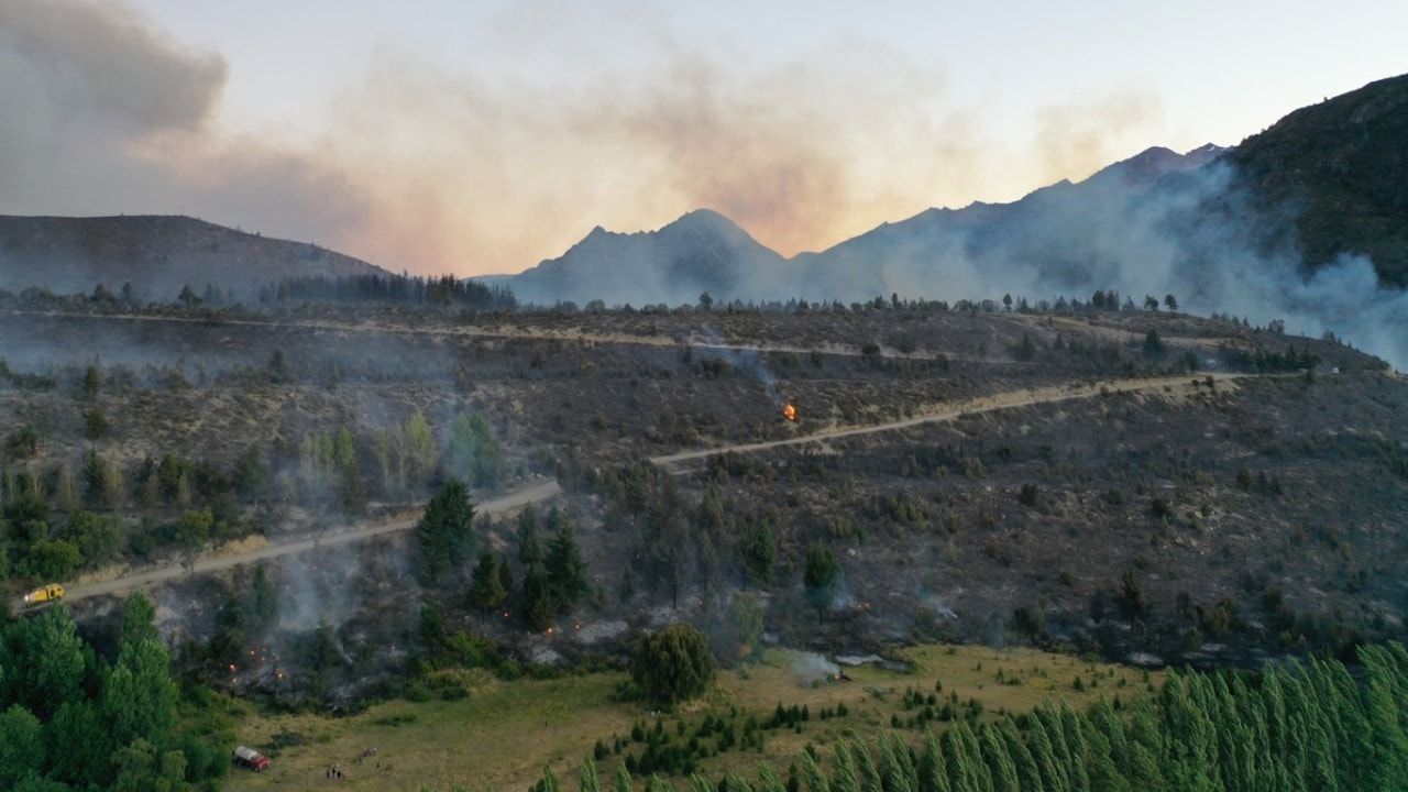 Combaten el incendio en Cuesta del Ternero (Nico Cortéz )