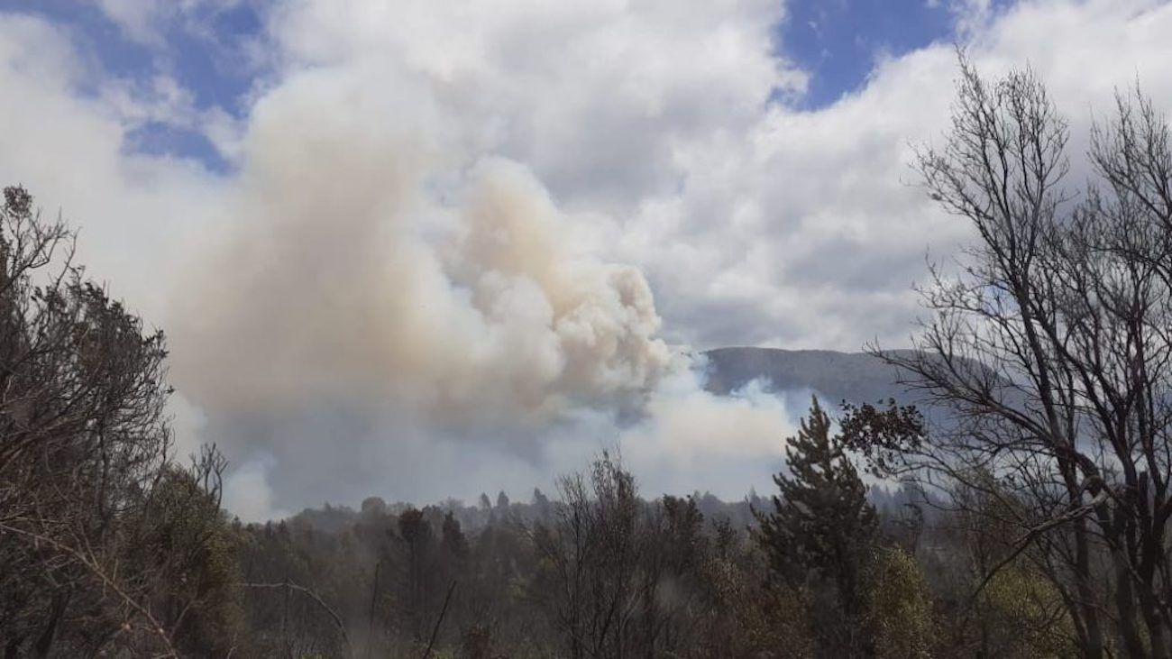 Redoblan esfuerzos para contener el incendio cerca de El Maitén (Infochucao (El Bolsón))