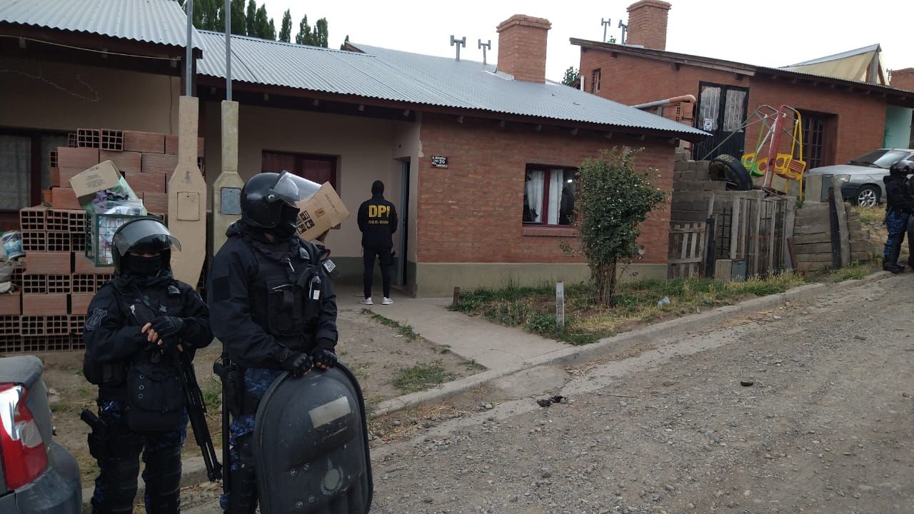 Allanamientos en Esquel por el violento robo a dos adolescentes