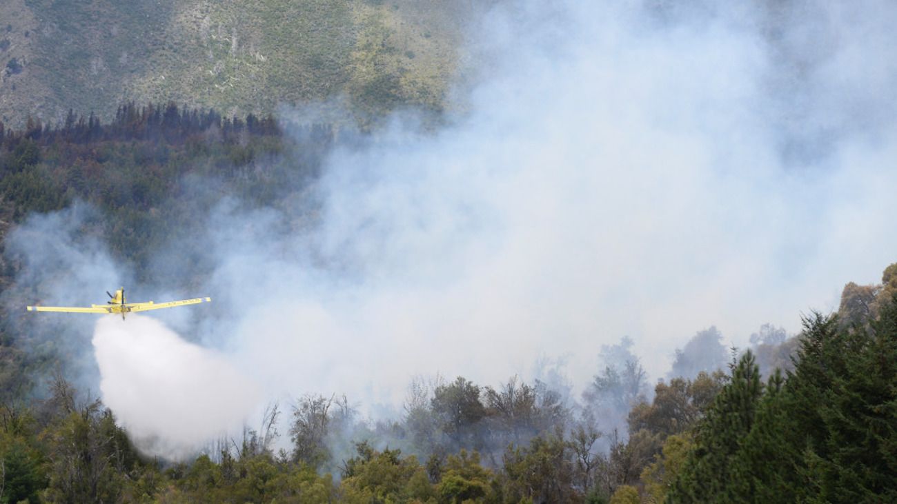 Lograron contener un sector del incendio en cercanías de El Bolsón (Diario Río Negro)
