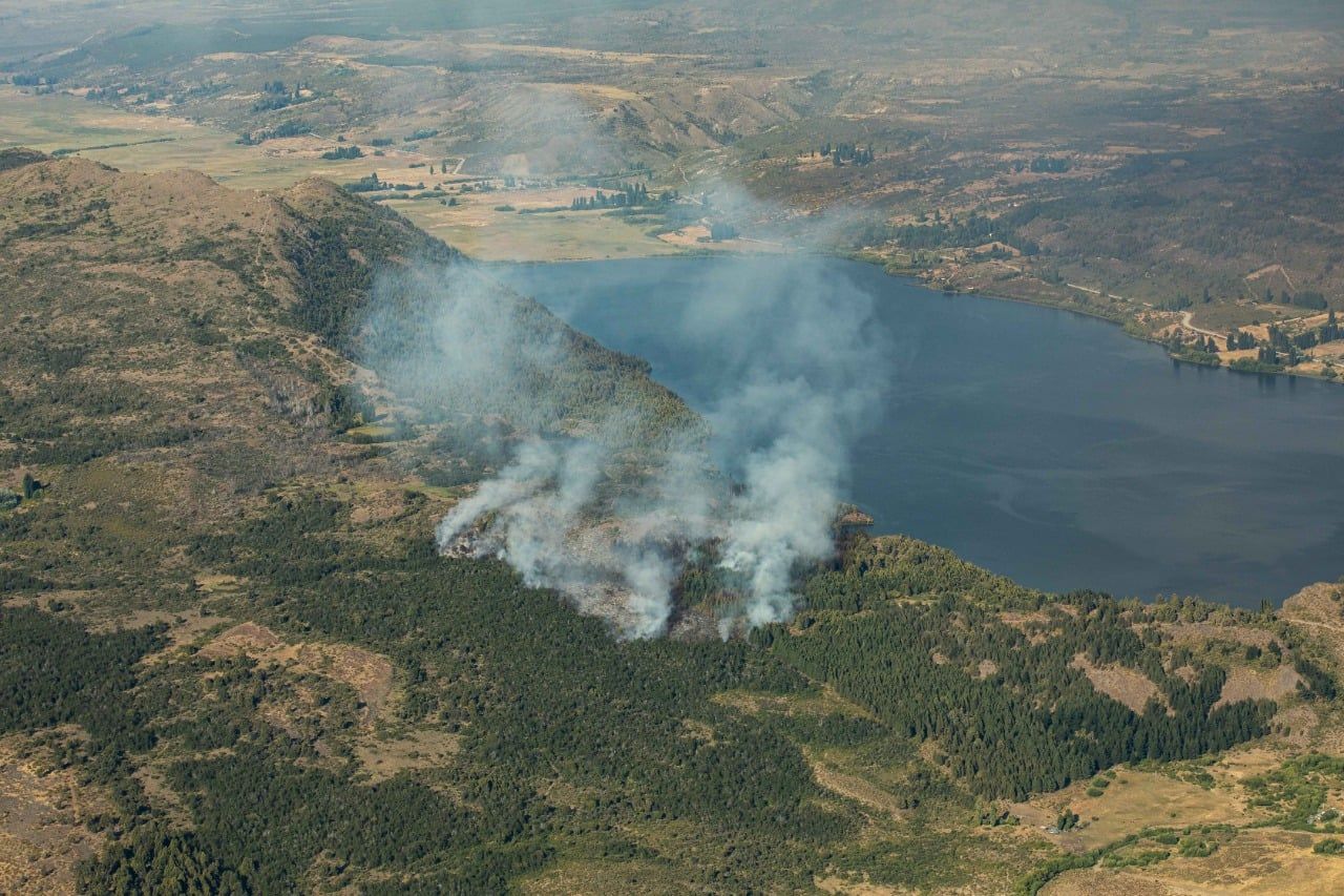 Lograron circunscribir el incendio en Cholila (Pablo Wegrzyn)
