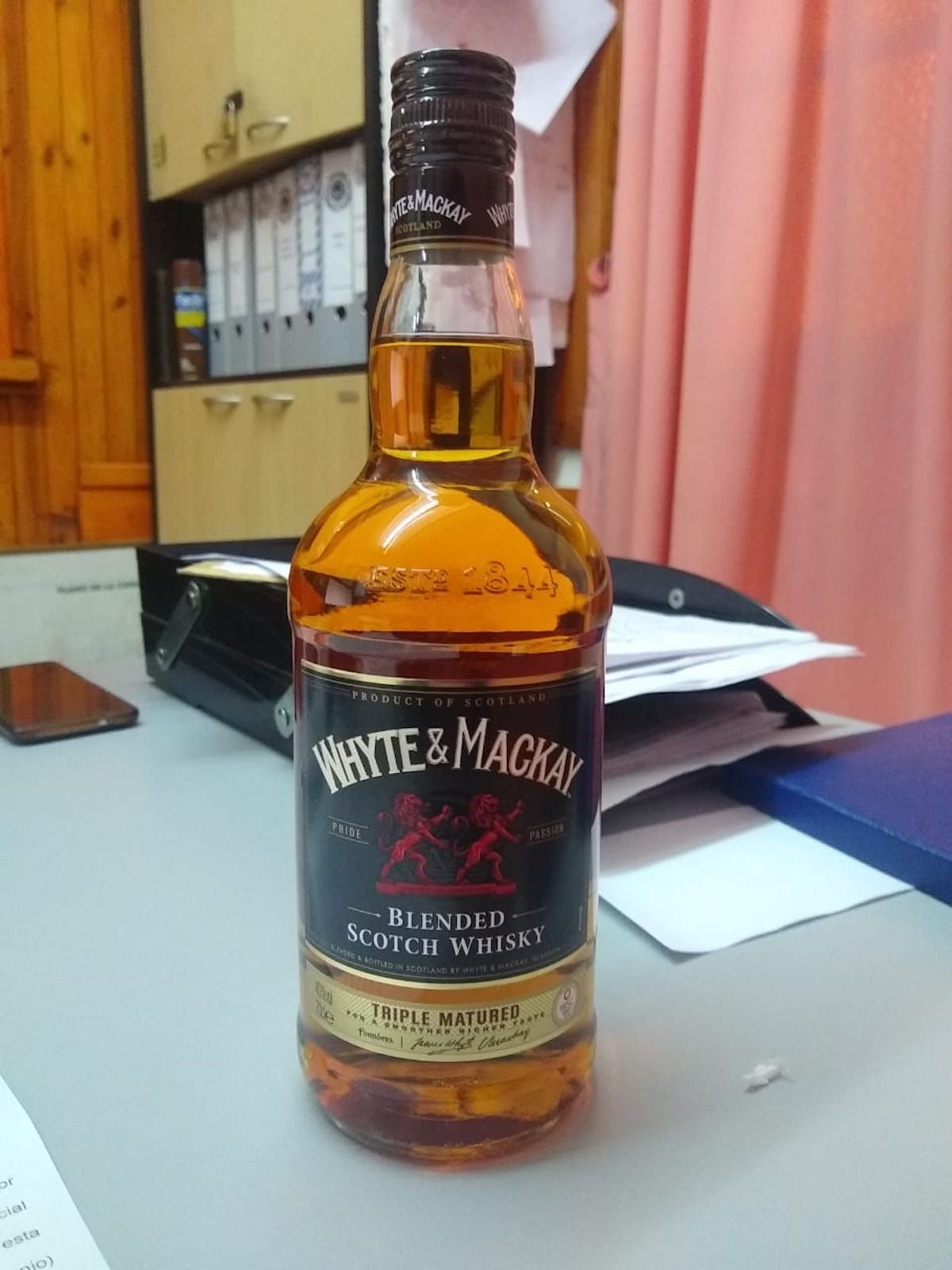 Intentó llevarse un whisky del supermercado