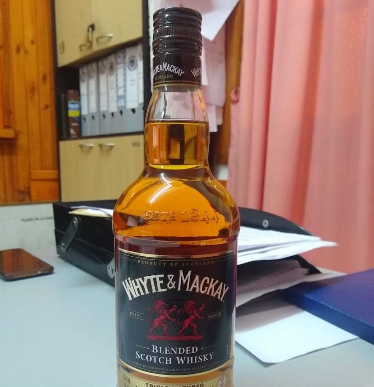 Intentó llevarse un whisky de un supermercado y lo descubrieron