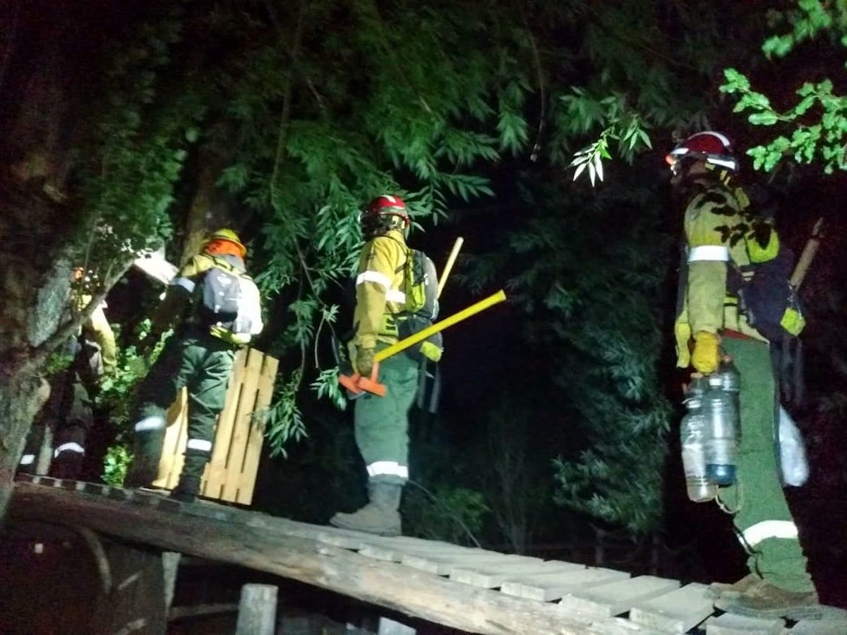 Brigadistas luchan contra el incendio en Cuesta del Ternero (SPLIF Río Negro)